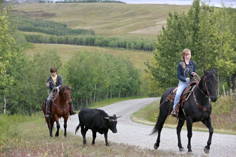 (v.l.n.r.) Caleb Odell (Kerry James); Amy Fleming (Amber Marshall) – Bild: MG RTL D