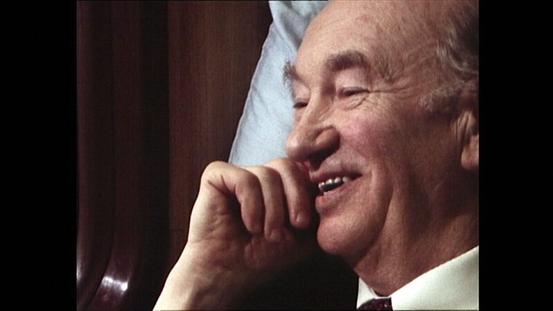 1990: der 72-jährige Simon Schott arbeitet seit vielen Jahrzehnten im Hotel Vier Jahreszeiten als Barpianist. Und nicht nur das: auch in der legendären „Harry’s New York Bar“ in Paris (im Bild) spielte er, u.a. für Jean-Paul Sartre, Humphrey Bogart und Georges Simenon. Im Film aus der Reihe „Lebenslinien“ blickt er auf seine Karriere zurück. Im Bild: Schott auf der Zugfahrt nach Paris. – Bild: BR