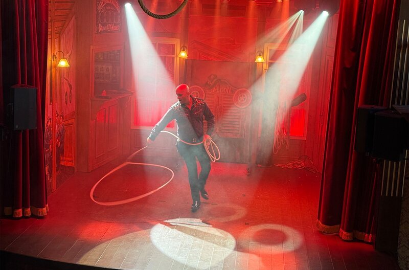 Florian Lica tritt bei seiner Western-Show im Saloon des Europa-Parks mit Lasso, Peitsche und Wurfmessern auf. – Bild: SWR/​Thomas Förster