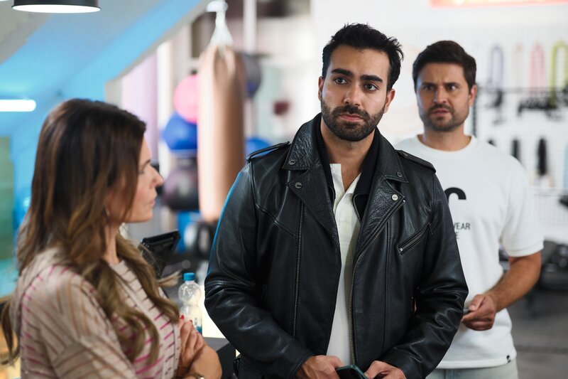 Baris’ (Metehan Demiröz, M.) Sorge um Cecilia wird weiter befeuert. Links Britta (Tabea Heynig), rechts Paco (Milos Vukovic). – Bild: RTL /​ Stefan Behrens /​ Neuer Feindeskreis