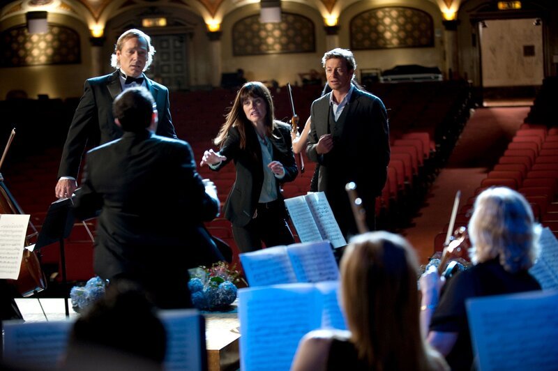 Als die Konzertviolinistin Eleanor Artega nach einem Soloauftritt erschossen in dem Wohnviertel gefunden wird, in dem sie aufgewachsen ist, beginnen Patrick (Simon Baker) und Teresa (Robin Tunney) mit den Ermittlungen. – Bild: COLLEEN E. HAYES IMAGES