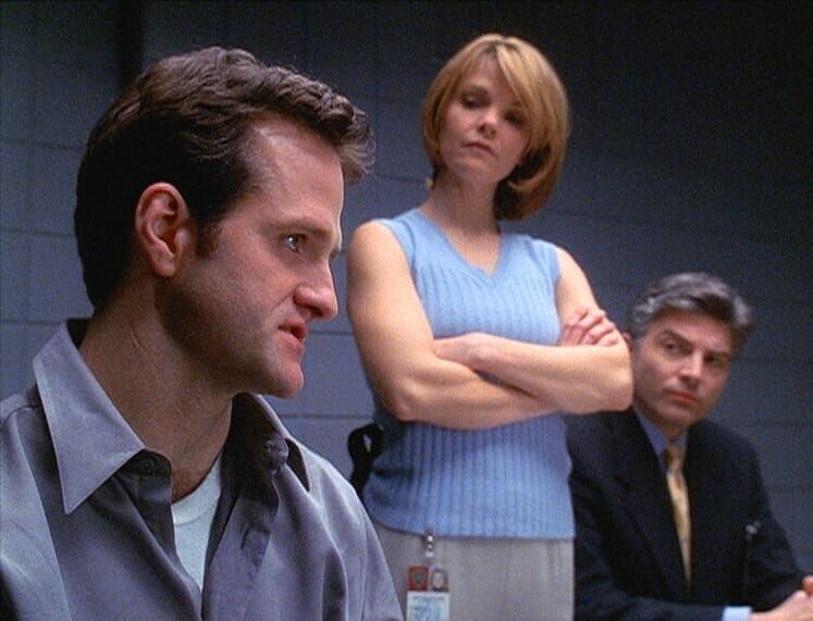Gelingt es Detective Eames (Kathryn Erbe), den kaltblütigen Mordangeklagten Jay Lippman (Jim True-Frost, l.) zum Geständnis zu bewegen? – Bild: VOX
