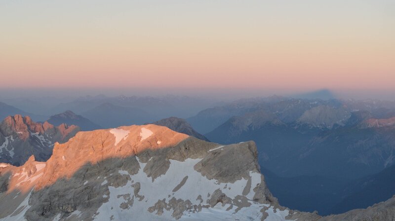 Farbschauspiel bei klarem Himmel: Das Naturphänomen Erdschattenbogen ist in den Alpen am besten zu sehen. – Bild: Moritz Grahammer /​ ZDF
