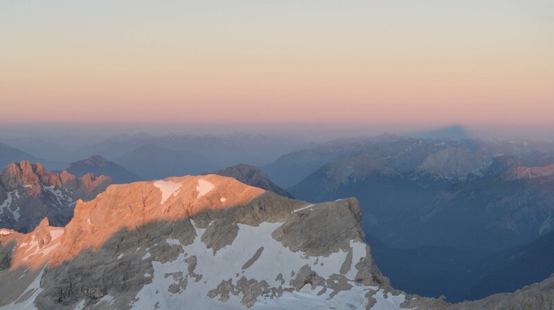 Farbschauspiel bei klarem Himmel: Das Naturphänomen Erdschattenbogen ist in den Alpen am besten zu sehen. – Bild: Moritz Grahammer /​ ZDF