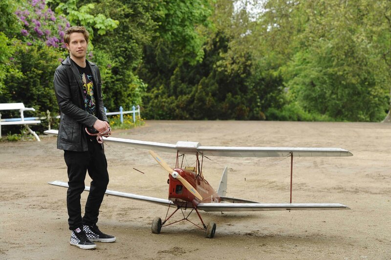 Jojo (Bernhard Bozian) hat von Enrique eine ganz besondere Aufgabe bekommen … – Bild: SAT.1 /​ Oliver Ziebe