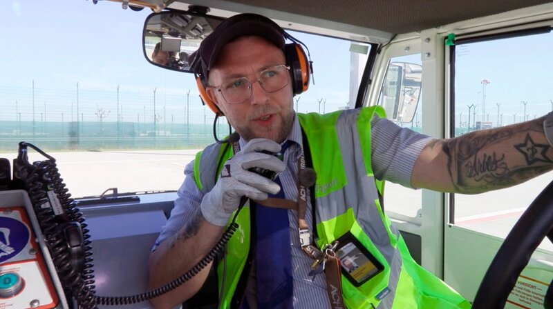 Christopher Reifschneider steuert den kleinsten Pushbacktruck der Welt. – Bild: HR