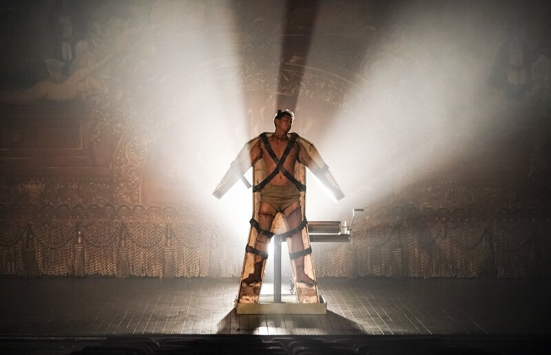 Während das Team im Fall einer vermissten Person ermittelt, findet es einen Mörder, der für teures Geld Shows für Voyeure veranstaltet … – Bild: CBS Broadcasting, Inc. /​ Ron Jaffe