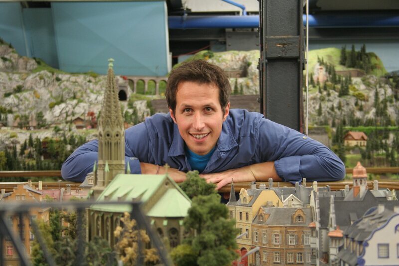 Sie sind klein, schnell und die Lieblinge vieler Bastler – ferngesteuerte Modelle! Für Willi dreht sich diesmal alles um die Welt im Kleinen. Hier besucht er in der Hamburger Speicherstadt die größte Modelleisenbahnanlage der Welt. 12 000 Meter Schienen, 830 Züge, unzählige Details. – Bild: BR/​megaherz