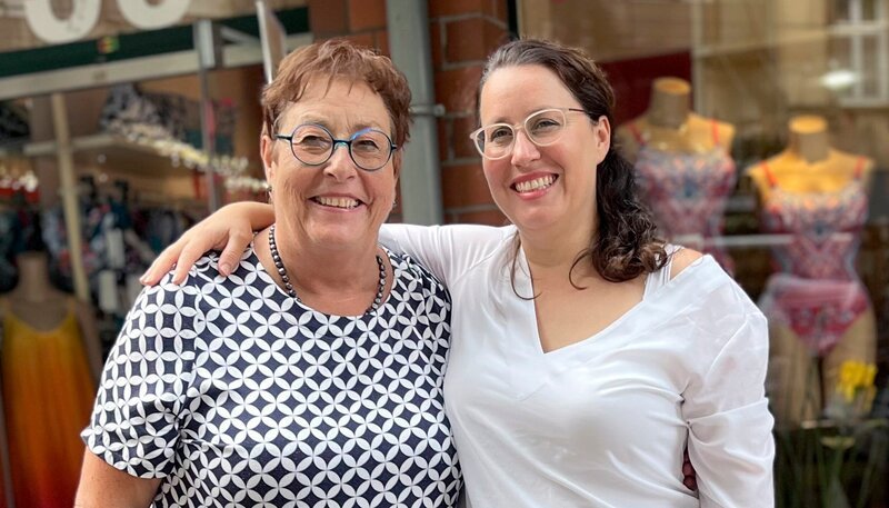 Die Dokureihe „Wer kann das bezahlen“ wird nun ganz persönlich. In „3 Menschen – 3 Budgets“ lernt Anna Planken jeweils drei Menschen kennen, die uns Einblick gewähren, was sie monatlich an Einkommen haben und wo für sie ihr Geld ausgeben. – Edelgard mit ihrer Tochter Lena (r) – Bild: WDR/sagamedia Die Dokureihe „Wer kann das bezahlen“ wird nun ganz persönlich. In „3 Menschen – 3 Budgets“ lernt Anna Planken jeweils drei Menschen kennen, die uns Einblick gewähren, was sie monatlich an Einkommen haben und wo für sie ihr Geld ausgeben. – Edelgard mit ihrer Tochter Lena (r) – Bild: WDR/sagamedia