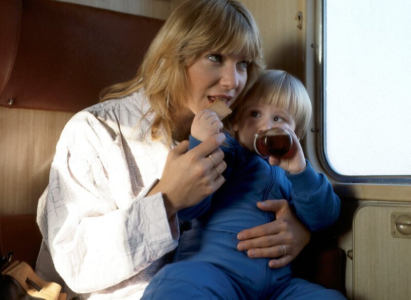 Als Marion (Sabine Kaack, l.) hört, dass ihr Vater auf der Intensivstation liegt, fährt sie sofort mit seinem Sohn Daniel (Th. Mahler, r.) nach Darmstadt. – Bild: ZDFneo