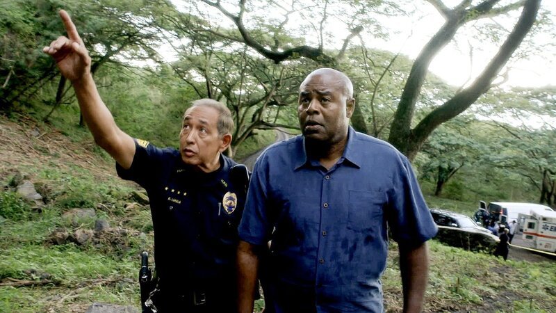 Im Bild (v.li.): Dennis Chun als Sgt. Duke Lukela, Chi McBride als Lou Grover. – Bild: Best Possible Screen Grab /​ CBS ENTERTAINMENT /​ Fox /​ CBS Broadcasting Inc.