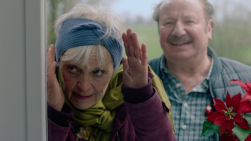 Philipps Eltern Marianne (April Hailer) und Wolfgang (Rainer Reiners) stehen sehr zu Lianes Entsetzen unerwartet vor ihrer Tür, denn ihr Sohn hat ihnen zu spät und nur per Mail mitgeteilt, dass er über die Weihnachtsfeiertage gar nicht da sein wird. – Bild: Theresa Maué /​ ZDF