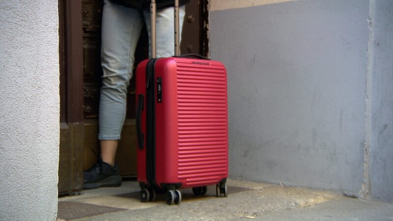 Tourist:innen mit Rollkoffern in Wohngegenden sind längst Teil des Wiener Stadtbilds; für die Stadt wird das zunehmend zum Problem (weniger Wohnraum, steigende Mieten). – Bild: ORF