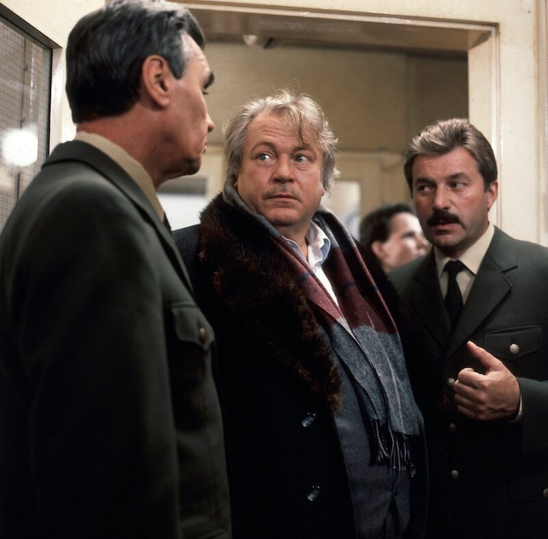 Onkel Ludwig (Günther Strack) ist verhaftet worden – gegen ihn liegt ein Haftbefehl vor, der den Drombuschs noch einige Sorgen bereiten wird. – Bild: ZDF und Gyula Trebitsch Prod. GmbH