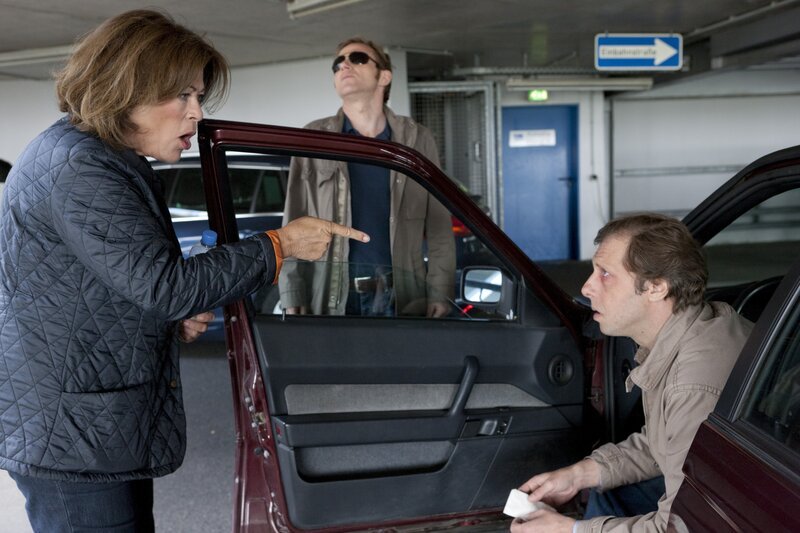 Overbeck (Roland Jankowsky, M.) ist unter Drogen und verhält sich merkwürdig. Kommissarin Springer (Rita Russek, l.) ist ratlos und macht Ekki (Oliver Korittke, r.) für alles verantwortlich. – Bild: ZDF/​Thomas Kost