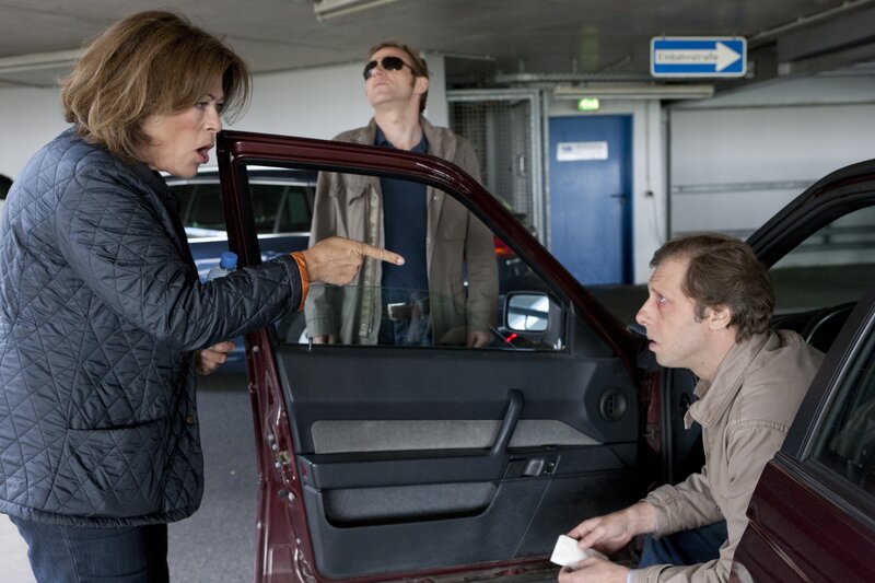 Overbeck (Roland Jankowsky, M.) ist unter Drogen und verhält sich merkwürdig. Kommissarin Springer (Rita Russek, l.) ist ratlos und macht Ekki (Oliver Korittke, r.) für alles verantwortlich. – Bild: ZDF/​Thomas Kost