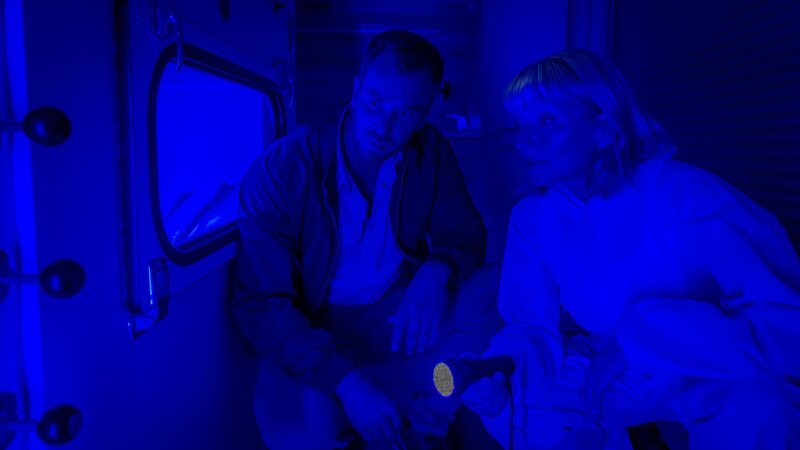 Kriminaltechnikerin Roswitha Prinzler (Silke Matthias, r.) und Kommissar Lars Pöhlmann (Dominic Boeer, l.) nehmen den Tatort genau unter die Lupe. Was ist in der Nacht passiert? Wie es aussieht, wurde das Opfer erschlagen und dann im Hänger zurückgelassen. Dennoch hat der Täter sich größte Mühe gegeben, den Tatort zu reinigen und Spuren zu entfernen. Wie passt das zusammen? Will der Täter etwa gefunden werden? – Bild: ZDF /​ Meyerbroeker