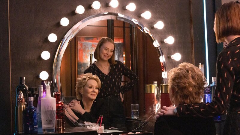 Ava (Hannah Einbinder, r.) steht vor einer schwierigen Entscheidung: Sie erhält das Angebot, bei Taylors neuem Pilotfilm als Gagschreiberin mitzuwirken, doch die Aufnahmen kollidieren mit Deborahs (Jean Smart, l.) Stand-up-Special. – Bild: ZDF und Karen Ballard