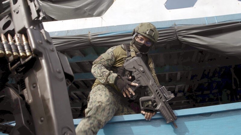 Marine und Polizei haben bei der Größe des Seegebietes nur wenig Chancen, die Kriminellen zu erwischen. – Bild: ZDF und Quintus Studios