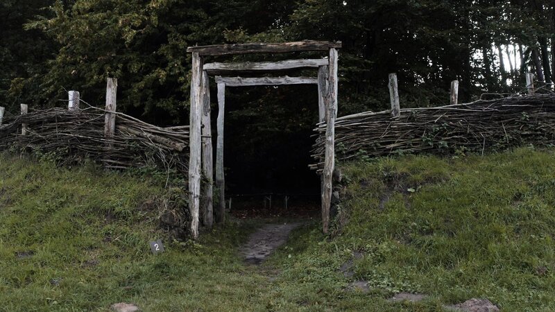 Forschende rätseln noch, wozu dieser Wall, der in Kalkriese gefunden wurde, bei der Varusschlacht diente. – Bild: ZDF und Jonah de Graaf