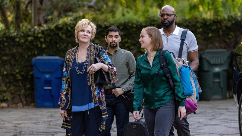 Deborah (Jean Smart, l.) lädt Ava (Hannah Einbinder, 2.v.r.), Marcus (Carl Clemons-Hopkins, r.) und Damien (Mark Indelicato, 2.v.l.) in ihre luxuriöse Zweitvilla in Los Angeles ein – der perfekte Ort, um ihr mit Spannung erwartetes Stand-up-Special zu planen. Doch zwischen Palmen und Pool brodelt es bald nicht nur kreativ. – Bild: ZDF und Karen Ballard