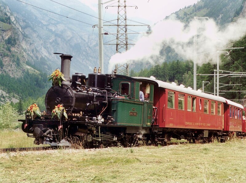 Dampflokomotive „Breithorn“ zwischen Mai und Oktober auf dem Weg von Visp nach Zermatt anzutreffen. Eine Kombinationsmöglichkeit im Programm des Rhone-Express. – Bild: SWR/​B. Bansbach