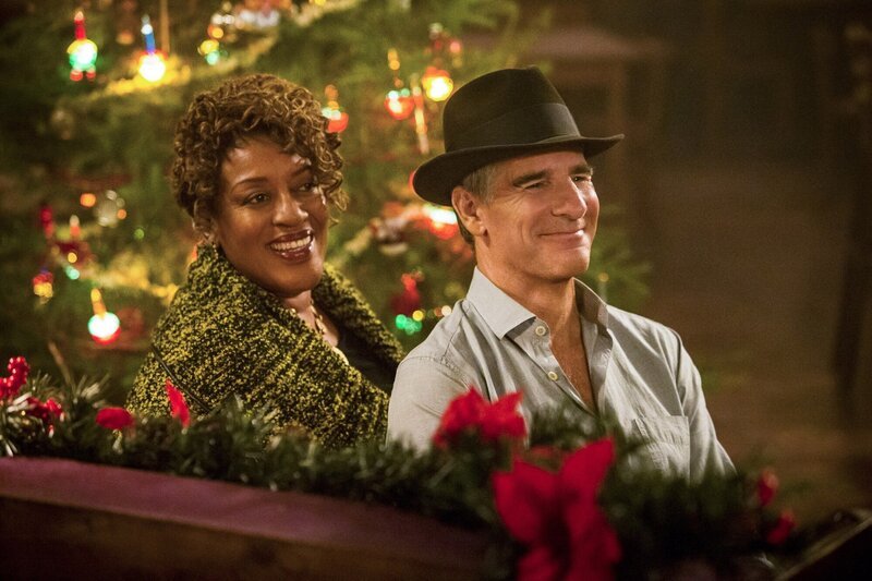 Erleben ein ganz besonderes Weihnachtsfest: Wade (CCH Pounder, l.) und Pride (Scott Bakula, r.) … – Bild: PLURIMEDIA (CBS Broadcasting Inc.)