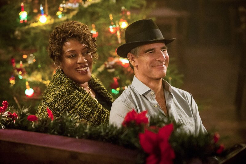Erleben ein ganz besonderes Weihnachtsfest: Wade (CCH Pounder, l.) und Pride (Scott Bakula, r.) … – Bild: PLURIMEDIA (CBS Broadcasting Inc.)