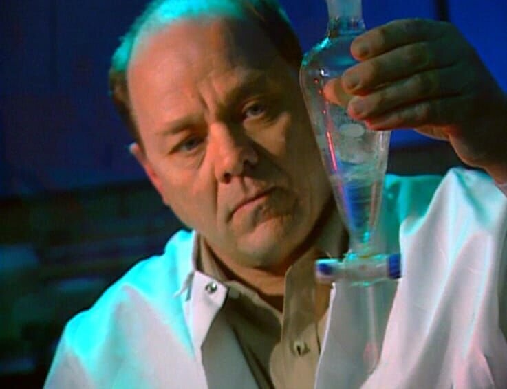 Prof. Dr. Daldrop entdeckt die Giftspuren in einer Cola-Flasche. Ein junger Arzt wollte somit seine Verlobte töten! – Bild: VOX