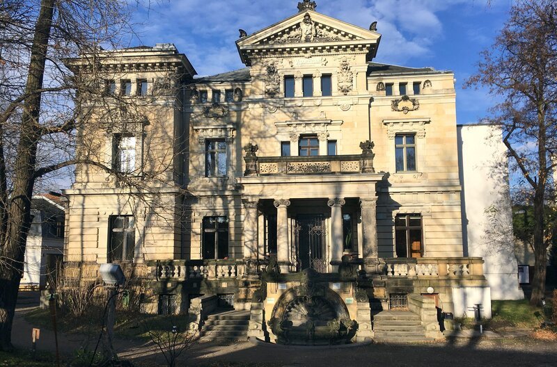 Früher die Familienvilla derer von Bleichert in Gohlis, zu DDR-Zeiten und heute Kulturhaus. Die 1100-qm-Villa mit dem 3000-qm-Grundstück beeindruckt noch heute. – Bild: MDR/​Dirk Schneider