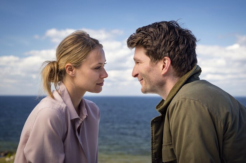 Lilli Hellberg (Sina Tkotsch) und Malte Sommerfeld (Leopold Hornung) kommen sich langsam näher. – Bild: PLURIMEDIA /​ ZDF /​ Arvid Uhlig