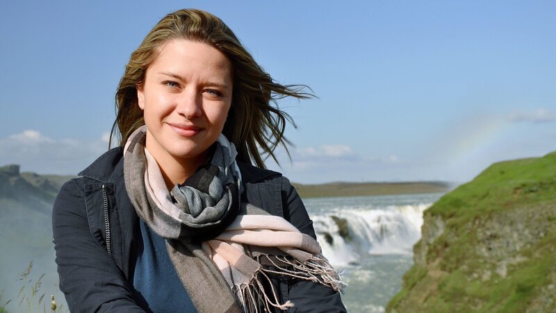 Moderatorin Wasiliki Goutziomitros in Island. – Bild: 3sat