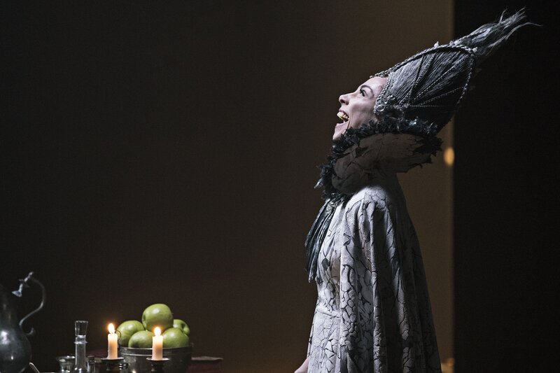 Die Königin (Sofie Gråbøl) lacht. – Bild: BR/​DR/​Jesper Tøffner