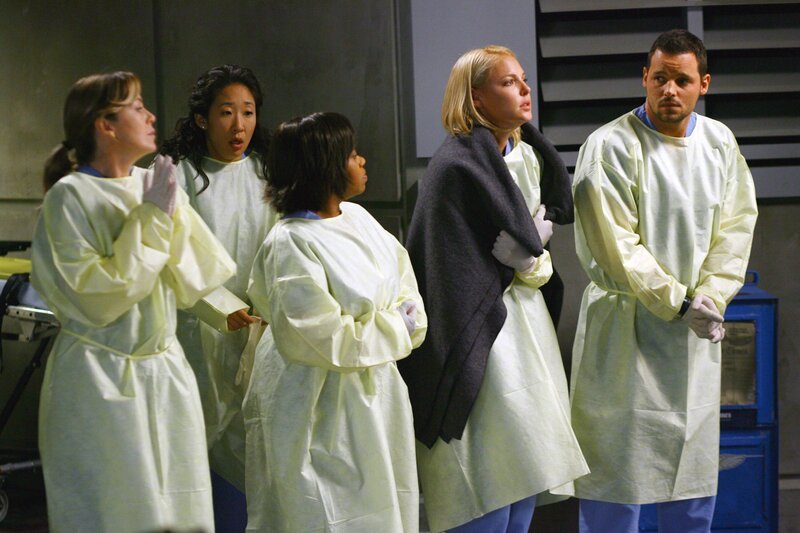 In der Notaufnahme ist nichts zu tun: Meredith (Ellen Pompeo, l.), Bailey (Chandra Wilson, M.), Cristina (Sandra Oh, 2.v.l.), Izzie (Katherine Heigl, 2.v.r.) und Alex (Justin Chambers, r.) warten auf Arbeit … – Bild: American Broadcasting Companies, Inc.