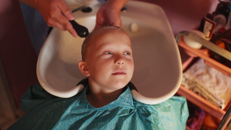 Vilda (Sofia Sittnikow) beim Friseur – Bild: KiKA/​Anton Tevajärvi