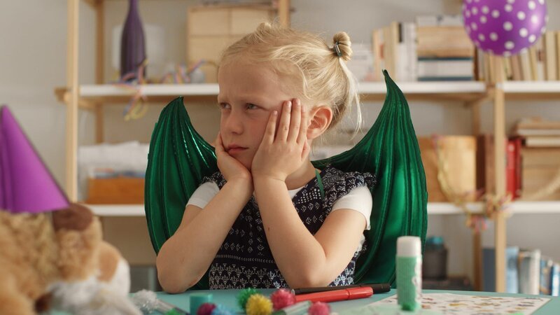 Vilda (Sofia Sittnikow) darf nur fünf Kinder zu ihrem Geburtstag einladen. – Bild: KiKA/​Anton Tevajärvi