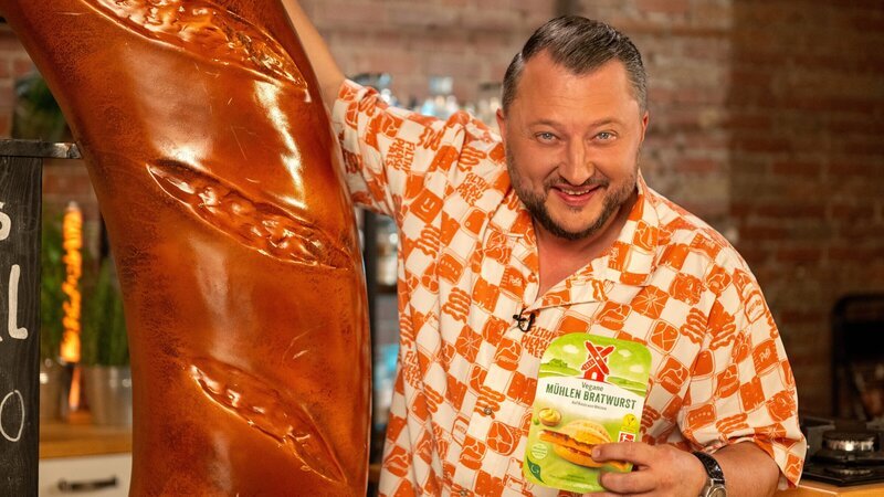 Was steckt in veganen Bratwürsten von Rügenwalder Mühle? Produktentwickler Sebastian Lege kennt die Inhaltsstoffe und baut die Veggie-Wurst nach. – Bild: ZDF und Lars Döring