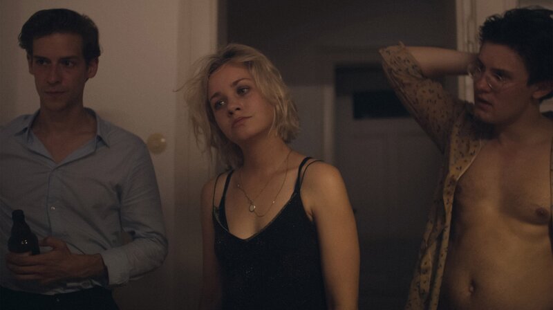 Der Abend wird zunehmend grotesk: V.l.n.r. Jan (Julius Forster), Lisa (Pauline Werner) und Aaron (Valentin Richter). – Bild: NDR/​BetaCinema