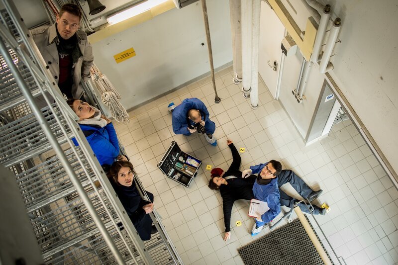 Die SOKOs Dominik Morgenstern (Joscha Kiefer, l.), Toni Bischoff (Amanda da Gloria, 2.v.l.), Katharina Hahn (Bianca Hein, 3.v.l.) und Dr. Weissenböck (Florian Odendahl, r.) am Tatort. – Bild: ZDF und MARKUS SAPPER