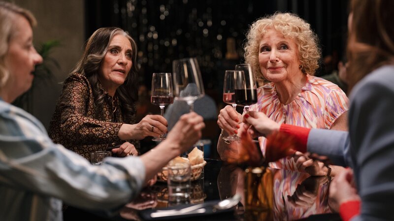 Gute Miene: Maren (2. v.r.) stößt mit Leyla (Meral Perin, 2. v.l.), Ilka (Anna Böttcher, l.) und Christiane (Julika Jenkins, r.) an. – Bild: ARD Degeto Film/​Ben Knabe