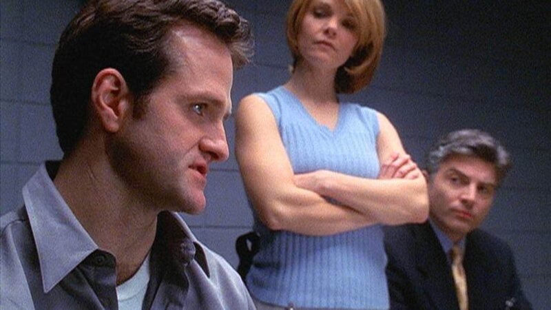 Gelingt es Detective Eames (Kathryn Erbe), den kaltblütigen Mordangeklagten Jay Lippman (Jim True-Frost, l.) zum Geständnis zu bewegen? – Bild: VOX