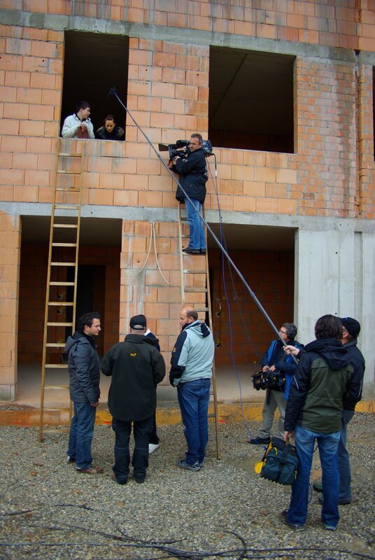 GRIPS Mathe – Übungen hautnah: Dreharbeiten zum Lösen einer Pythagoras-Aufgabe. Lehrer Basti Wohlrab (links unten) hat mit den Schülern gewettet, wer am genauesten die Höhe bis zum Fenster berechnet. Die Schüler messen nach – Basti gewinnt, er hat über die Leiterlänge den Pythagoras angewendet. – Bild: BR/​Thomas Neuschwander
