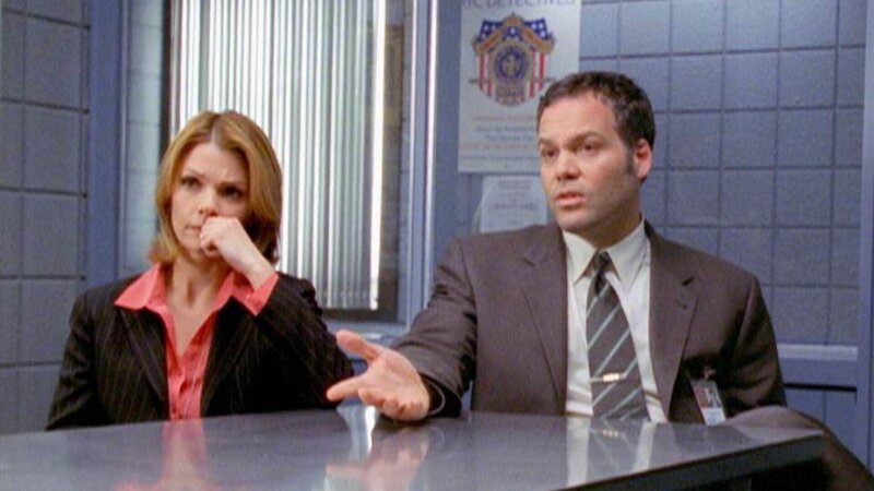 Mit einem kleinen Trick geht die Mörderin den Detectives Eames (Kathryn Erbe) und Goren (Vincent D’Onofrio) ins Netz. – Bild: TVNOW