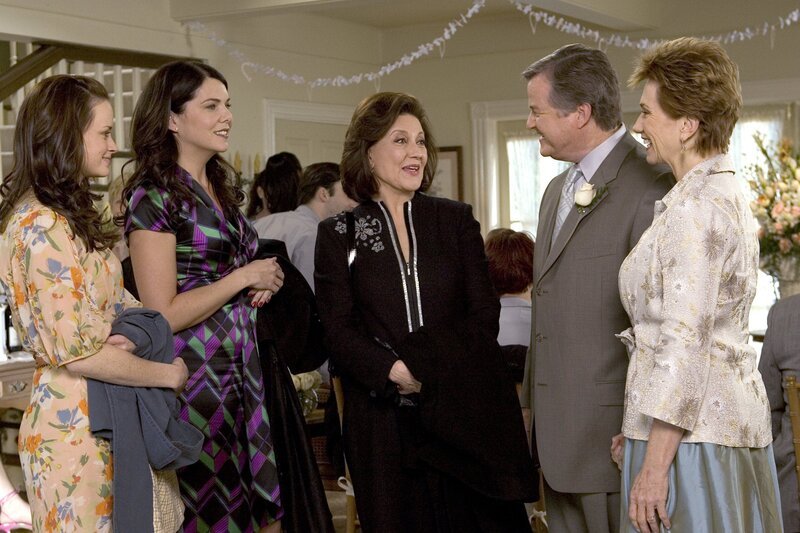 (v.l.n.r.) Rory (Alexis Bledel); Lorelai (Lauren Graham); Emily (Kelly Bishop); Howard (James Lashly); Mia (Kathy Baker) – Bild: Warner Bros. Television