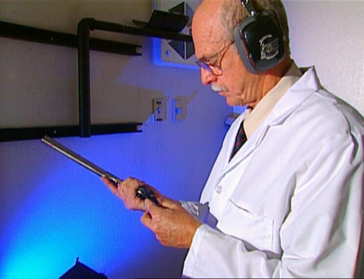 Der Forensiker T. Johnson untersucht die potentielle Tatwaffe. – Bild: VOX
