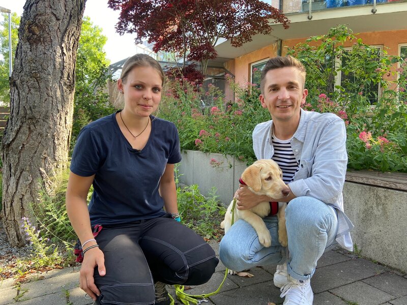 Wie ergeht es Haustieren, die niemand mehr will, die im Tierheim abgegeben oder ausgesetzt werden? ‚PUR+‘-Moderator Eric Mayer schaut im Tierheim München nach wie es diesen Tieren ergeht. – Bild: ZDF und Alia Bouhaha