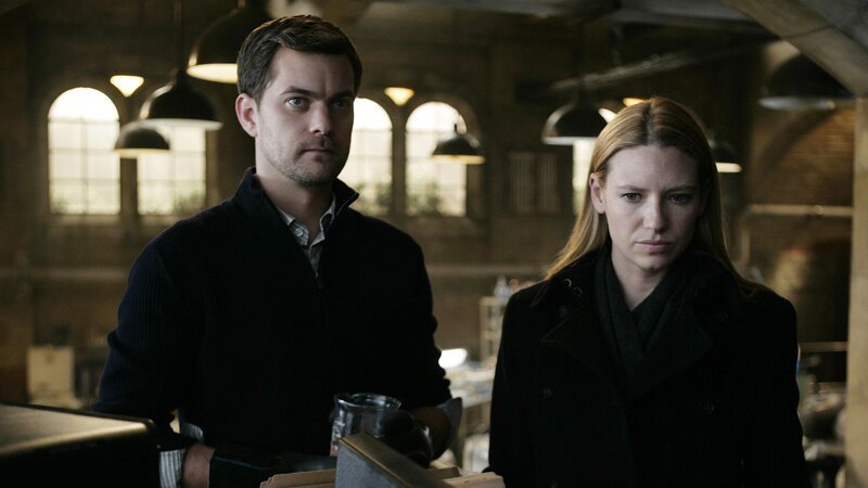 L-R: Olivia Dunham (Anna Torv), Peter Bishop (Joshua Jackson) – Bild: MAX Hungary