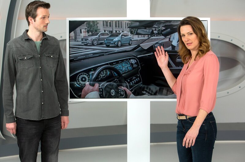 Anja Reschke (r.) und Adrian Pflug (l.) demonstrieren, wie einfache Kameratechnik für Autos und Lastwagen den toten Winkel sichtbar und den Verkehr sicherer machen können – in „Wissen vor acht – Zukunft“. – Bild: ARD/​Michael Böhme