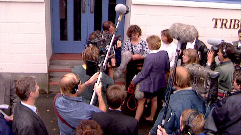 Menschenmenge – Krippenbetreuerinnen vor dem Gericht 1993 – Bild: Tvf /​ Crime + Investigation