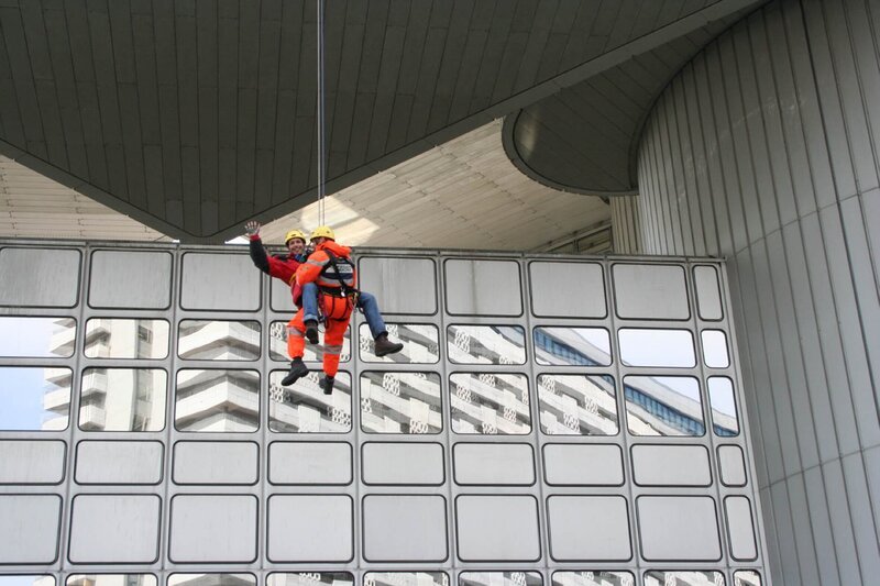 Willi (links) lässt sich mit Höhenretter Berni von der Berufsfeuerwehr München vom Hypobankgebäude abseilen. – Bild: BR/​megaherz